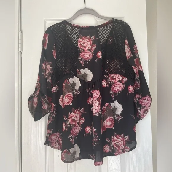 Rewind 3/4 sleeve blouse. Size medium. Rose patterned - Picture 3 of 4